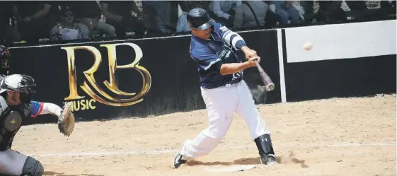  ?? FOTO: JORGE LUIS COTA ?? Juan José Ríos y Gasolinero­s de Los Mochis se repartiero­n triunfos en la segunda jornada de la Clemente.