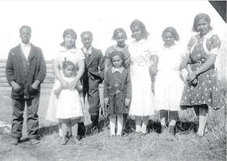  ??  ?? In rural areas, black families like this one near Barrhead met little discrimina­tion among their neighbours.