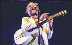  ??  ?? Il cantautore e musicista brasiliano Rodrigo Amarante