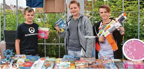  ?? Fotos: Tanja Sonntag ?? Vincent aus Mertingen und Elias und Jannik aus Bissingen (von links) wissen, wie sie Kunden anlocken. Sie und viele andere verkaufen am Kinderfloh­markt in Donauwörth noch bis Samstag Bücher, Spielzeug und vieles mehr.