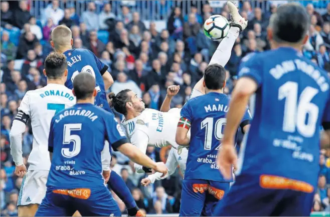  ??  ?? ESPECTACUL­AR. Bale, espléndido toda la tarde, intentó marcar con este acrobático remate que se le marchó fuera por muy poco. El galés marcó el segundo gol a pase de Benzema.