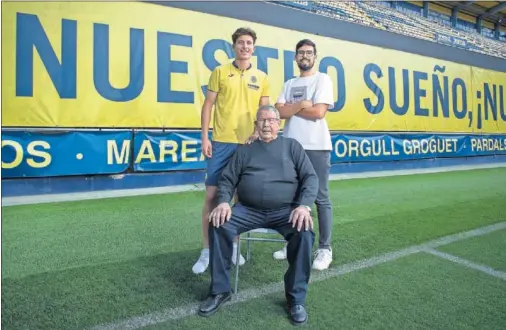  ??  ?? Pau Torres posa para AS con Jordi, su hermano mayor, y Manuel, su abuelo, en el estadio de La Cerámica.