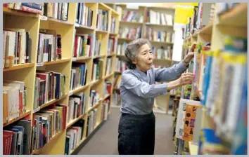  ?? ROY LIU / CHINA DAILY ?? Annie Wu in the library of the Chinese Foundation Secondary School in Siu Sai Wan that she founded in 2000.
