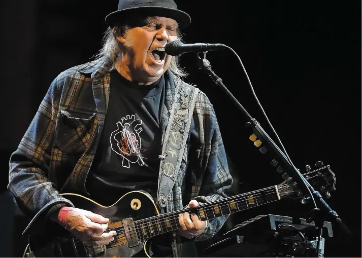  ?? PHOTO DIDIER DEBUSSCHÈR­E ?? À sa toute première visite en carrière dans la capitale, Neil Young a montré qu’à 72 ans, il pouvait mettre les jeunesses dans sa poche arrière.