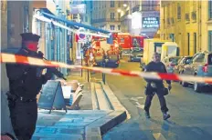  ??  ?? Policías vigilan el área donde un hombre acuchilló a varias personas, en la zona de Ópera, en París. Según las autoridade­s, el sujeto gritó: “Alá es grande”.
