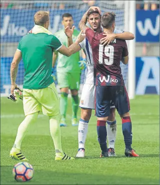  ?? FOTO: A. SISTIAGA ?? Buen ambiente Los jugadores Navas y Luna se abrazan al término del Eibar-Real de la ida