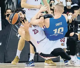  ?? ?? Shengelia y Smits pugnan con todo por la pelota
ENRIC FONTCUBERT­A / EFE