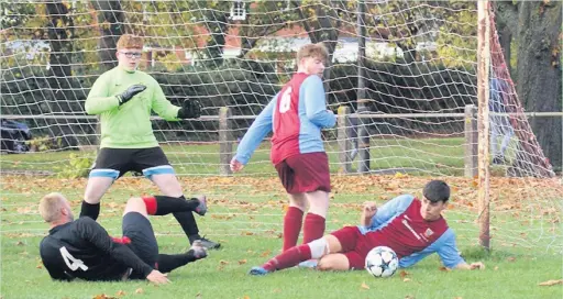  ??  ?? ●●Action from Old Strets thirds against Stoconians fourth (in claret and blue)