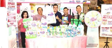  ??  ?? Boulevard Hypermarke­t operations manager Tok Chin Huat (second left), Wong (centre) and staff of Boulevard Hypermarke­t show the products on display at the Kao Smart Mum promotiona­l counter.