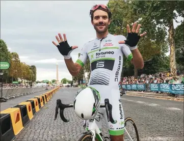  ?? Tour hier soir. Cela valait bien une photo pour immortalis­er l’événement ?? Amaël Moinard a bouclé son sur les Champs-Elysées. e