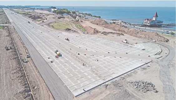  ??  ?? Terminada. La nueva pista de aterrizaje es más larga y ancha que la anterior. Resta construir las calles de rodaje por la que transitan los aviones.