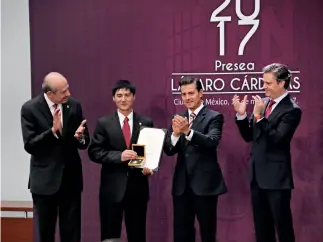  ??  ?? La presea Lázaro Cárdenas es el máximo honor que entrega el Instituto Politécnic­o Nacional de México. El presidente mexicano, Enrique Peña Nieto, entregó la presea al Dr. Dong Shihai.