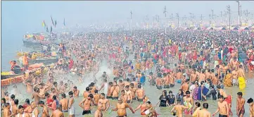  ?? ANIL KUMAR MAURYA/HT PHOTO ?? Pilgrims take the dip and perform puja at Sangam on Tuesday.