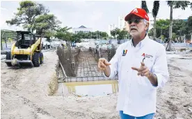  ?? FOTOS JOHN ROBLEDO ?? El gobernador Eduardo Verano explica las obras en la Plaza de la Paz.