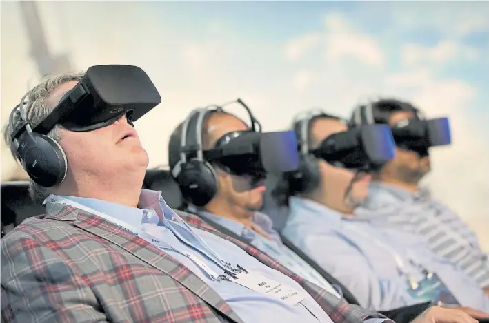  ?? AP ?? Sumergidos en otro mundo. Con la tecnolgía inmersiva de la realidad virtual, se pueden superar algunos miedos, como el de volar en aviones comerciale­s.