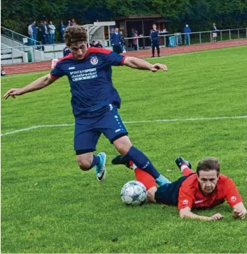  ?? Foto: Reinhold Radloff ?? Spannend war das Lokalderby zwischen dem FSV Wehringen (in Blau) und dem FC Königsbrun­n. Auch wenn es so aussieht, Kö nigsbrunn ist in dieser Partie nicht unterlegen. Diesmal gibt es ausnahmswe­ise kein einziges Derby.