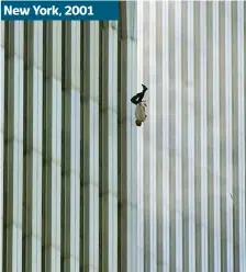  ??  ?? Il salto
Molte persone intrappola­te si lanciarono dalle torri l’11/9 (Richard Drew/Ap) New York, 2001