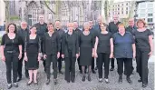  ?? FOTO: SYLVIA HALSTENBAC­H ?? Der Chor spielt auch Ende des Jahres wieder in Kaarst.