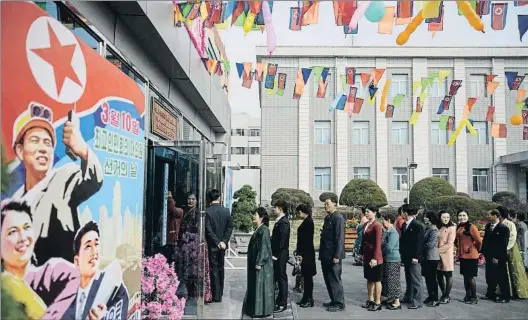  ?? ED JONES / AFP ?? Orden y fiesta. Los norcoreano­s, como estos de Pyongyang, se visten de domingo para votar por su amado líder, Kim Jong Un (abajo)