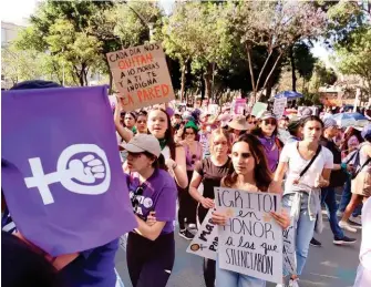  ?? NURIT MARTÍNEZ ?? Mujeres durante la protesta por el Día Internacio­nal de la Mujer, ayer