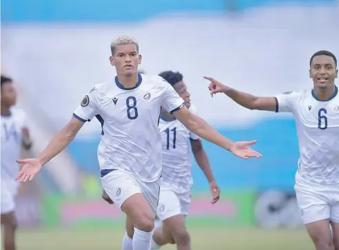  ?? FE ?? Ángel Montes De Oca (8) festeja el gol producido en el minuto nueve que otorgó la victoria a República Dominicana sobre Jamaica.