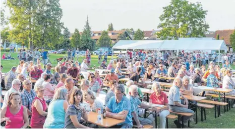  ?? FOTO: ANDY HEINRICH ?? Einen stimmungsv­ollen Auftakt bei herrlichem Wetter erleben die Gäste am Mittwochab­end im Seegarten beim beliebten Hock am See vom Musikverei­n Kressbronn.