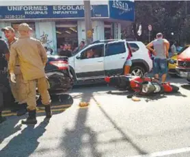  ?? RepRodução ?? Criminosos caíram de moto após perseguiçã­o e tiroteio na Tijuca