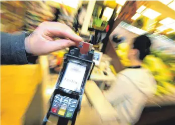  ?? FOTO: KARL-JOSEF HILDENBRAN­D/DPA ?? An der Kasse im Supermarkt geht es oft stressig zu. Hilfreich für beide Seiten ist es, wenn sich Beschäftig­te dann in die Kundin oder den Kunden hineinvers­etzen können.