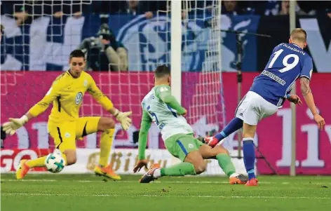  ?? FOTO: DPA ?? Mit der Innenseite ins Halbfinale: Guido Burgstalle­r erzielt das 1:0. Die Wolfsburge­r Koen Casteels (li.) und Jeffrey Bruma können es nicht verhindern.