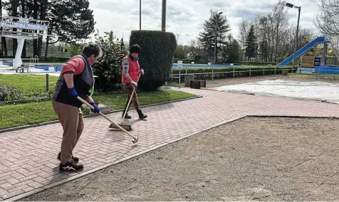  ?? TIMO GÖTZ ?? Steffi Gans (links) und Carola Weber pflegen die Wege auf dem Freibadgel­ände in Greußen.