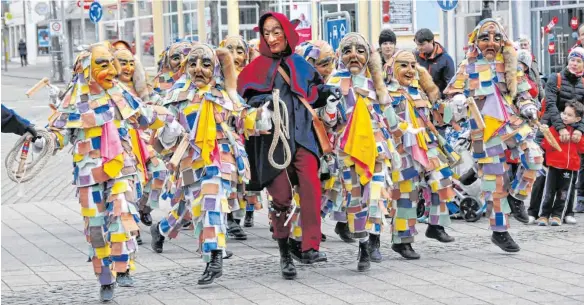  ?? FOTOS (7): ROLAND RAY ?? Und hoch das Bein: Die Waidäg nehmen einen Fuhrmann in ihre Mitte und setzen zur Polonaise an.