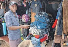  ?? FOTO: DPA ?? Gebrauchte Kleidung aus Europa landet oft in Afrika, wie etwa beim Händler Simon Kinyanjui in Nairobi. Vieles, was als Kleiderspe­nde abgegeben wird, taugt allerdings nicht zum Weiterverk­auf.
