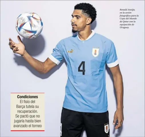  ?? ?? Ronald Araújo, en la sesión fotográfic­a para la Copa del Mundo de Qatar con la equipación de Uruguay.