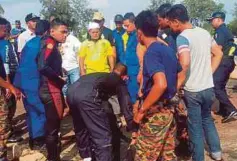  ??  ?? ANGGOTA bomba mengangkat mayat mangsa lemas yang ditemui di Pantai Bagan Lalang.