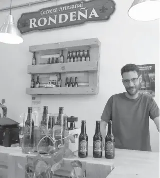  ??  ?? Celedonio Arias aus Ronda hat sich vor zwei Jahren der Bierbrauer­ei verschrieb­en.