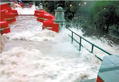  ??  ?? Las precipitac­iones pluviales rebasaron las presas San Renovato y La Olla.