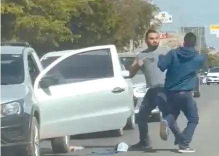  ?? ?? l Un limpiapara­brisas y un conductor se enfrentaro­n a golpes en Navojoa por la calle Pesqueira, situación que originó que los trabajador­es fueran retirados.