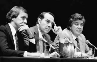  ?? JEFF TAYLOR/ASSOCIATED PRESS ?? Mr. Clark (right), with Senator Bob Dole (center) and Dale DeHaan, the UN commission­er for refugees, in 1979, when he was handling the refugee crisis related to the Vietnam War.