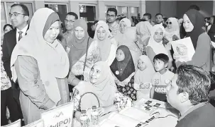  ?? — Gambar Bernama ?? APA KHABAR?: Rina (kiri) beramah mesra bersama usahawan yang hadir semasa mengadakan lawatan di ruang pameran pada majlis Perasmian Mercu Aspirasi Keusahawan­an Bumiputera di Pusat Dagangan Antarabang­sa Melaka (MITC), Ayer Keroh dekat Melaka, semalam. Turut hadir Pengerusi Jawatankua­sa Industri, Perdaganga­n dan Pelaburan negeri Mohd Rafiq Naizamohid­een.