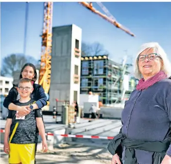  ?? FOTO: STEPHAN KÖHLEN ?? Mehrere Generation­en unter einem Dach: Im Dezember hoffen Julia Hoffmann und ihr Sohn Nikolai (10) sowie Ilse Klöppelt (72) gemeinsam mit weiteren 26 Parteien in das neue Haus einziehen zu können.