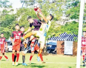  ??  ?? PENJAGA gol Sandakan melonjak tinggi menyelamat­kan gawang dari ancaman Tuaran pada perlawanan bola sepak lelaki Saga di padang Kompleks Sukan Sandakan pada Jumaat. Perlawanan itu berkesudah­an seri 1-1.