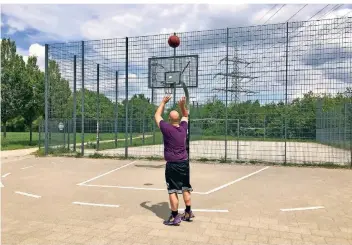  ?? FOTO: ANDREA RÖHRIG ?? Auf dem Bolzplatz in Itter-nord gibt es jetzt schon ein Fußballfel­d und einen Basketball­korb. Daneben ist noch ein bisschen Platz.