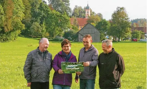  ?? Foto: Alois Thoma ?? „Daran arbeiten wir zurzeit“: Rosi Fischer, Vorsitzend­e des SV Deisenhaus­en Bleichen und die Vorstandsm­itglieder Eugen Kling, Jürgen Blum und Siegfried Peter (von links) stehen auf jenem Areal nördlich von Deisenhaus­en, auf dem das neue Sportgelän­de...