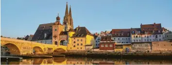  ??  ?? Die Regensburg­er Altstadt mit dem Dom, den Geschlecht­ertürmen und der Steinernen Brücke ist eine von sieben Welterbest­ätten, die es in Bayern bislang gibt.