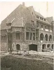  ??  ?? 1926 wurde das Haus Niederrhei­n auf Pfeilern errichtet.