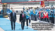  ?? ?? Cumhurbaşk­anı Recep Tayyip Erdoğan, Somali Cumhurbaş kanı Hasan Şeyh Mahmud ile
resmi geçitte görülüyor.