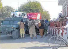  ?? FOTO: ABDULLAH SAHIL/DPA ?? Wache in Kundus: Taliban-Kämpfer in jener nordafghan­ischen Stadt, in der sich über Jahre ein Feldlager der Bundeswehr befand.