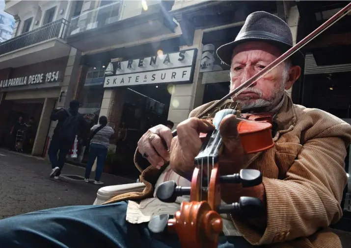  ?? JORGE CASTILLO ?? A sus 86 años, Justiniano Orozco toca violín en la Avenida Central. Según el adulto mayor, el género ranchero es su favorito.