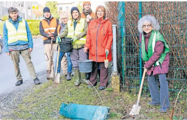  ?? FOTO: PETER MEUTER ?? Sabine Vogel (r.) ist wie hier an der Tiefendick­er Straße schon viele Jahre aktiv und rettet hauptsächl­ich nachts Kröten – im Frühjahr bauen alle engagierte­n Tierschütz­er die Fangzäune auf. Organisato­r ist Jürgen Kortenhaus (l.).