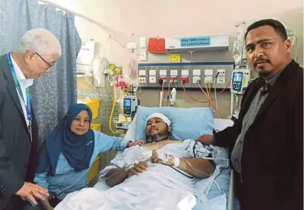  ?? PIC COURTESY OF AZRUL MAHATHIR AZIZ ?? Bayan Lepas assemblyma­n Azrul Mahathir Aziz (right) and Sungai Puyu assemblyma­n Phee Boon Poh (left) visiting shooting victim Mohd Nazril Hisham Omar at Christchur­ch Hospital.